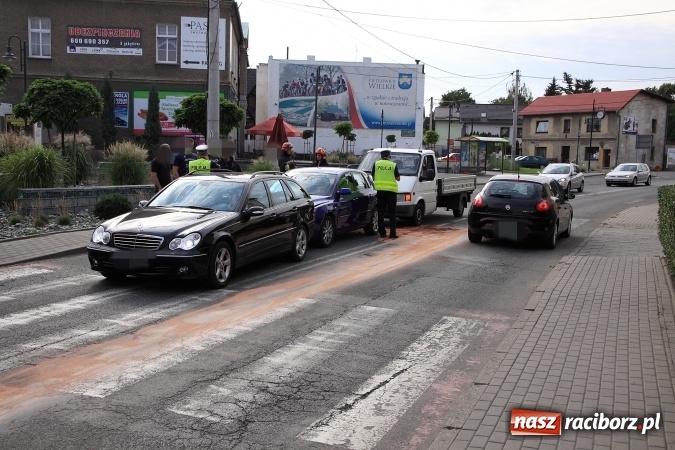 Zdjęcie w galerii na portalu naszraciborz.pl: Kraksa w Pietrowicach Wielkich. Zderzyły się trzy pojazdy wiadomości z regionu