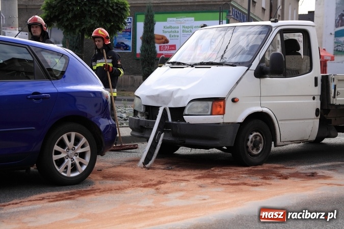 Zdjęcie w galerii na portalu naszraciborz.pl: Kraksa w Pietrowicach Wielkich. Zderzyły się trzy pojazdy wiadomości z regionu
