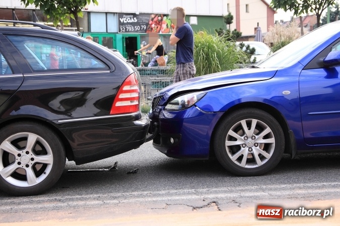 Zdjęcie w galerii na portalu naszraciborz.pl: Kraksa w Pietrowicach Wielkich. Zderzyły się trzy pojazdy wiadomości z regionu