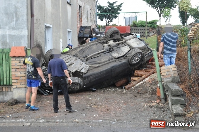 Zdjęcie w galerii na portalu naszraciborz.pl: Nietypowe zdarzenie na Kozielskiej - auto wylądowało na posesji uszkadzając stojący tam samochód wiadomości z regionu