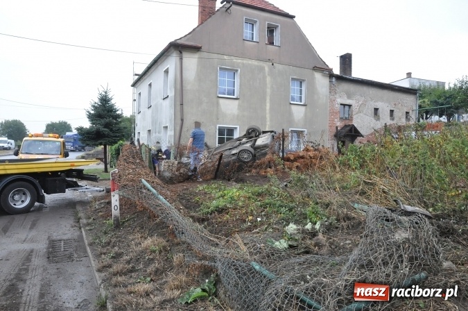 Zdjęcie w galerii na portalu naszraciborz.pl: Nietypowe zdarzenie na Kozielskiej - auto wylądowało na posesji uszkadzając stojący tam samochód wiadomości z regionu
