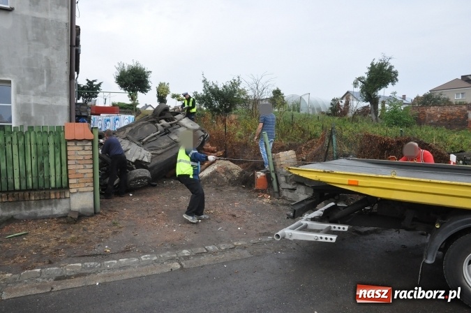 Zdjęcie w galerii na portalu naszraciborz.pl: Nietypowe zdarzenie na Kozielskiej - auto wylądowało na posesji uszkadzając stojący tam samochód wiadomości z regionu