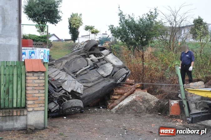 Zdjęcie w galerii na portalu naszraciborz.pl: Nietypowe zdarzenie na Kozielskiej - auto wylądowało na posesji uszkadzając stojący tam samochód wiadomości z regionu