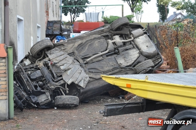 Zdjęcie w galerii na portalu naszraciborz.pl: Nietypowe zdarzenie na Kozielskiej - auto wylądowało na posesji uszkadzając stojący tam samochód wiadomości z regionu