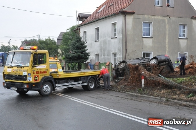 Zdjęcie w galerii na portalu naszraciborz.pl: Nietypowe zdarzenie na Kozielskiej - auto wylądowało na posesji uszkadzając stojący tam samochód wiadomości z regionu
