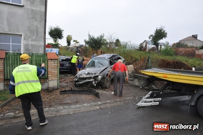 Zdjęcie w galerii na portalu naszraciborz.pl: Nietypowe zdarzenie na Kozielskiej - auto wylądowało na posesji uszkadzając stojący tam samochód wiadomości z regionu