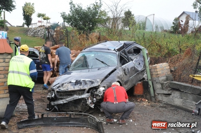 Zdjęcie w galerii na portalu naszraciborz.pl: Nietypowe zdarzenie na Kozielskiej - auto wylądowało na posesji uszkadzając stojący tam samochód wiadomości z regionu