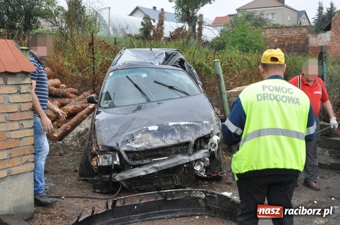 Zdjęcie w galerii na portalu naszraciborz.pl: Nietypowe zdarzenie na Kozielskiej - auto wylądowało na posesji uszkadzając stojący tam samochód wiadomości z regionu