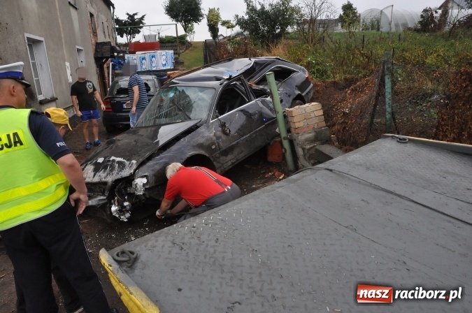Zdjęcie w galerii na portalu naszraciborz.pl: Nietypowe zdarzenie na Kozielskiej - auto wylądowało na posesji uszkadzając stojący tam samochód wiadomości z regionu