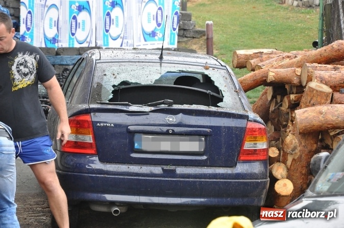 Zdjęcie w galerii na portalu naszraciborz.pl: Nietypowe zdarzenie na Kozielskiej - auto wylądowało na posesji uszkadzając stojący tam samochód wiadomości z regionu