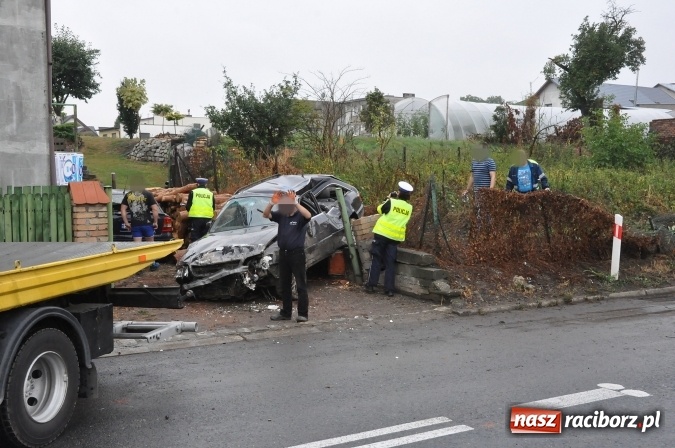 Zdjęcie w galerii na portalu naszraciborz.pl: Nietypowe zdarzenie na Kozielskiej - auto wylądowało na posesji uszkadzając stojący tam samochód wiadomości z regionu