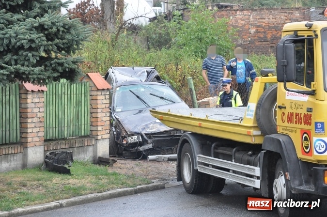 Zdjęcie w galerii na portalu naszraciborz.pl: Nietypowe zdarzenie na Kozielskiej - auto wylądowało na posesji uszkadzając stojący tam samochód wiadomości z regionu