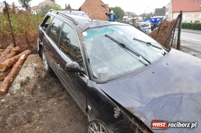 Zdjęcie w galerii na portalu naszraciborz.pl: Nietypowe zdarzenie na Kozielskiej - auto wylądowało na posesji uszkadzając stojący tam samochód wiadomości z regionu