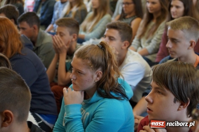 Zdjęcie w galerii na portalu naszraciborz.pl: Nauczyciele i uczniowie w Nędzy bohaterami Lalki  wiadomości z regionu