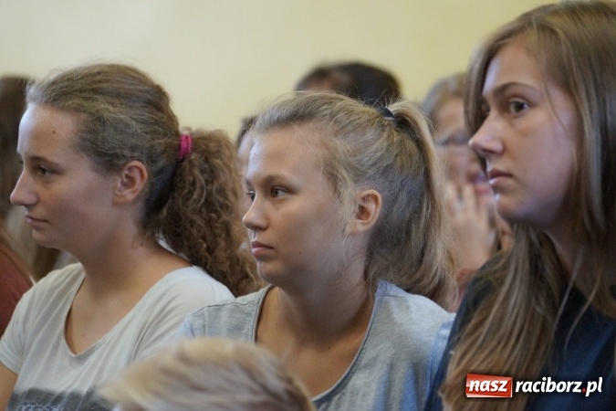 Zdjęcie w galerii na portalu naszraciborz.pl: Nauczyciele i uczniowie w Nędzy bohaterami Lalki  wiadomości z regionu