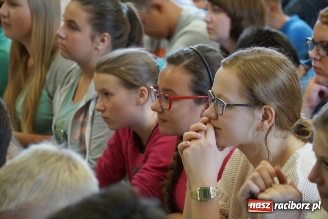 Zdjęcie w galerii na portalu naszraciborz.pl: Nauczyciele i uczniowie w Nędzy bohaterami Lalki  wiadomości z regionu
