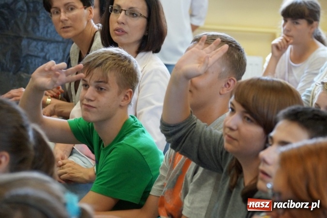 Zdjęcie w galerii na portalu naszraciborz.pl: Nauczyciele i uczniowie w Nędzy bohaterami Lalki  wiadomości z regionu