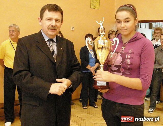 Zdjęcie w galerii na portalu naszraciborz.pl: Starosta nagrodził Mistrzynie Polski z Krzanowic wiadomości z regionu