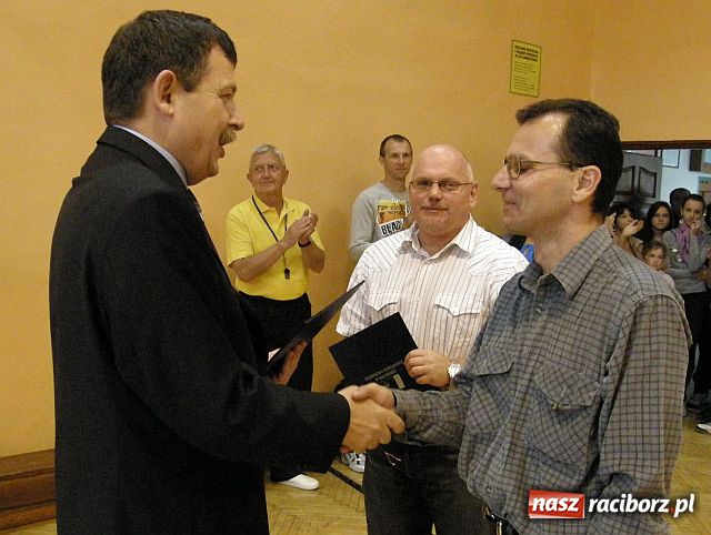 Zdjęcie w galerii na portalu naszraciborz.pl: Starosta nagrodził Mistrzynie Polski z Krzanowic wiadomości z regionu