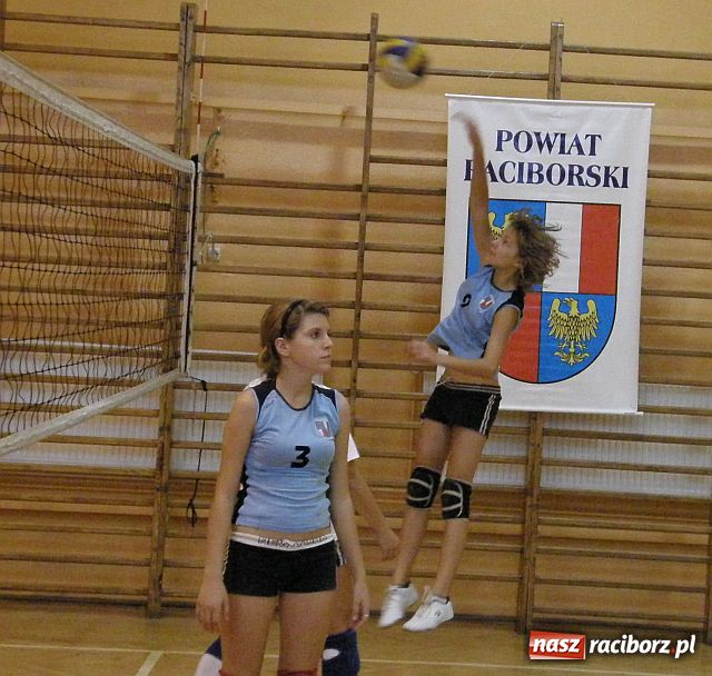 Zdjęcie w galerii na portalu naszraciborz.pl: Starosta nagrodził Mistrzynie Polski z Krzanowic wiadomości z regionu