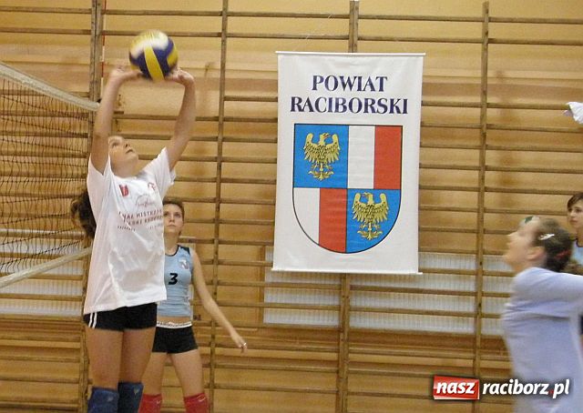 Zdjęcie w galerii na portalu naszraciborz.pl: Starosta nagrodził Mistrzynie Polski z Krzanowic wiadomości z regionu