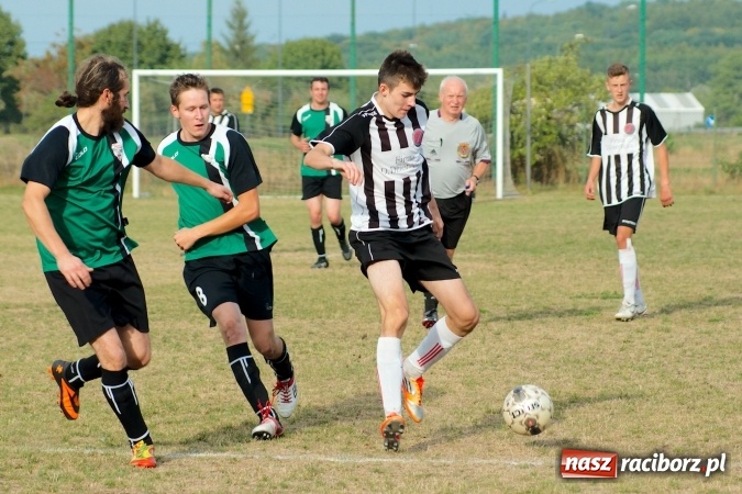 Zdjęcie w galerii na portalu naszraciborz.pl: B klasa: Wicher zmiótł rezerwy Naprzodu Czyżowice. Hat-trick Jacka Świerczyńskiego wiadomości z regionu