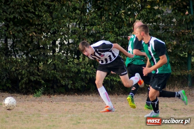 Zdjęcie w galerii na portalu naszraciborz.pl: B klasa: Wicher zmiótł rezerwy Naprzodu Czyżowice. Hat-trick Jacka Świerczyńskiego wiadomości z regionu