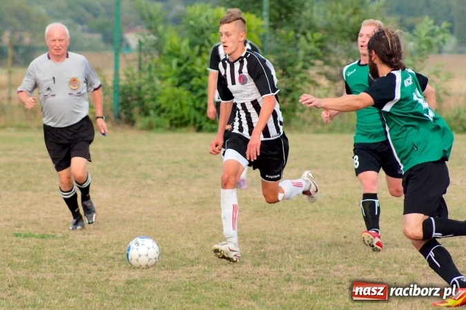Zdjęcie w galerii na portalu naszraciborz.pl: B klasa: Wicher zmiótł rezerwy Naprzodu Czyżowice. Hat-trick Jacka Świerczyńskiego wiadomości z regionu