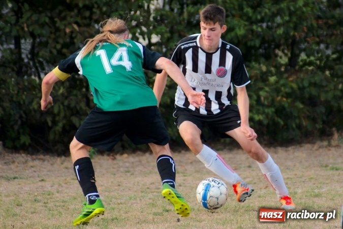 Zdjęcie w galerii na portalu naszraciborz.pl: B klasa: Wicher zmiótł rezerwy Naprzodu Czyżowice. Hat-trick Jacka Świerczyńskiego wiadomości z regionu