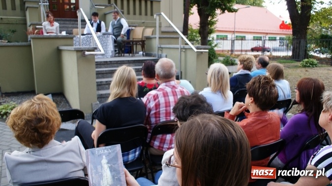 Zdjęcie w galerii na portalu naszraciborz.pl: Narodowe Czytanie w bibliotece  wiadomości z regionu