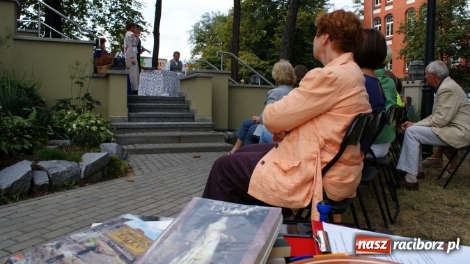 Zdjęcie w galerii na portalu naszraciborz.pl: Narodowe Czytanie w bibliotece  wiadomości z regionu