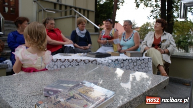 Zdjęcie w galerii na portalu naszraciborz.pl: Narodowe Czytanie w bibliotece  wiadomości z regionu