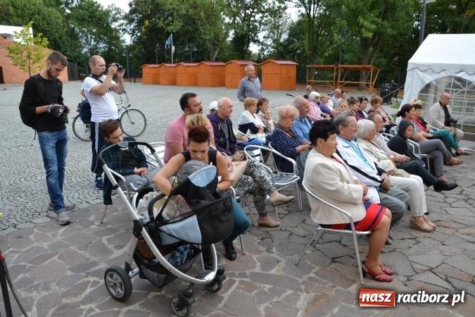 Zdjęcie w galerii na portalu naszraciborz.pl: Narodowe Czytanie 2015 na Zamku Piastowskim – Lalka Bolesława Prusa wiadomości z regionu