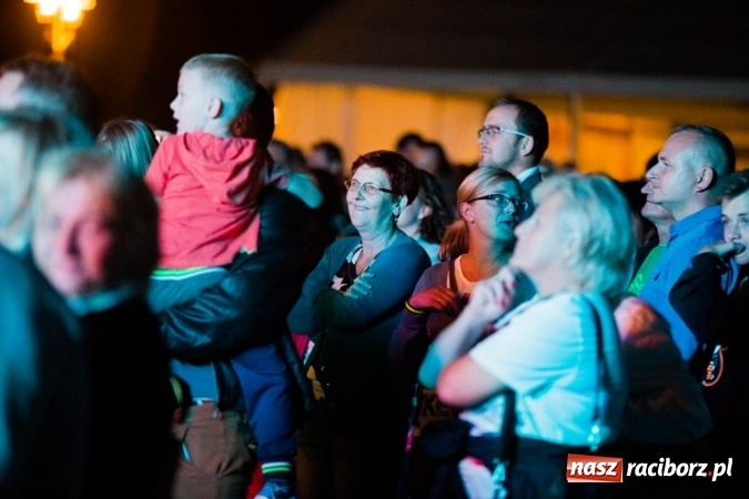 Zdjęcie w galerii na portalu naszraciborz.pl: Krzysztof Krawczyk i Kabaret Młodych Panów w AquaBrax Szymocice wiadomości z regionu