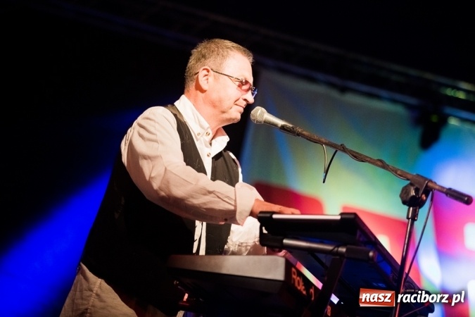 Zdjęcie w galerii na portalu naszraciborz.pl: Krzysztof Krawczyk i Kabaret Młodych Panów w AquaBrax Szymocice wiadomości z regionu