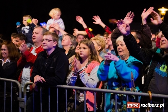 Zdjęcie w galerii na portalu naszraciborz.pl: Krzysztof Krawczyk i Kabaret Młodych Panów w AquaBrax Szymocice wiadomości z regionu