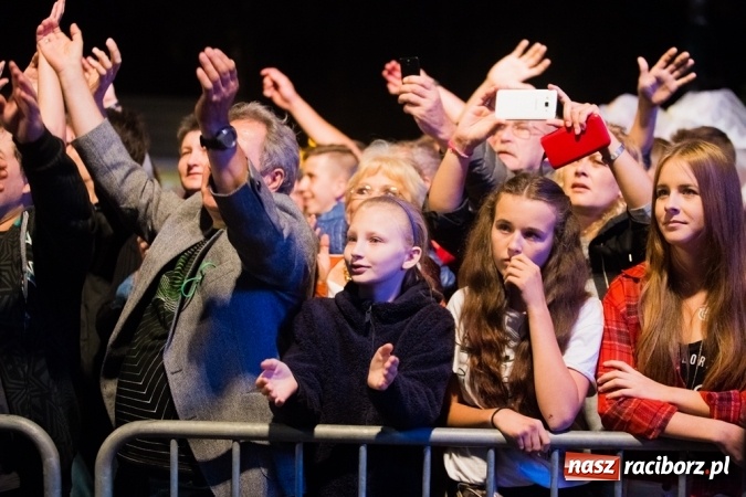 Zdjęcie w galerii na portalu naszraciborz.pl: Krzysztof Krawczyk i Kabaret Młodych Panów w AquaBrax Szymocice wiadomości z regionu