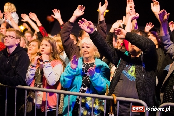 Zdjęcie w galerii na portalu naszraciborz.pl: Krzysztof Krawczyk i Kabaret Młodych Panów w AquaBrax Szymocice wiadomości z regionu