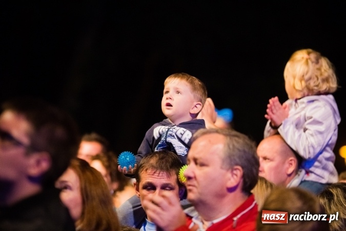Zdjęcie w galerii na portalu naszraciborz.pl: Krzysztof Krawczyk i Kabaret Młodych Panów w AquaBrax Szymocice wiadomości z regionu
