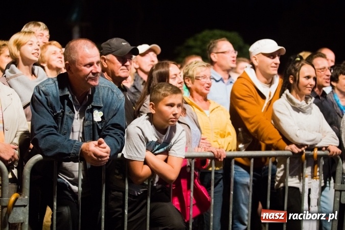 Zdjęcie w galerii na portalu naszraciborz.pl: Krzysztof Krawczyk i Kabaret Młodych Panów w AquaBrax Szymocice wiadomości z regionu