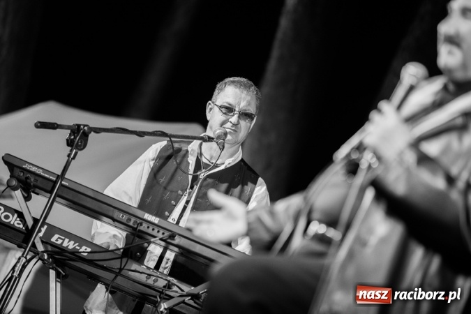 Zdjęcie w galerii na portalu naszraciborz.pl: Krzysztof Krawczyk i Kabaret Młodych Panów w AquaBrax Szymocice wiadomości z regionu