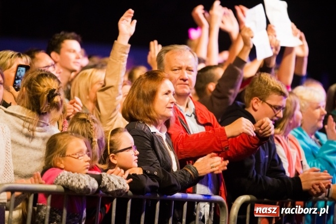 Zdjęcie w galerii na portalu naszraciborz.pl: Krzysztof Krawczyk i Kabaret Młodych Panów w AquaBrax Szymocice wiadomości z regionu