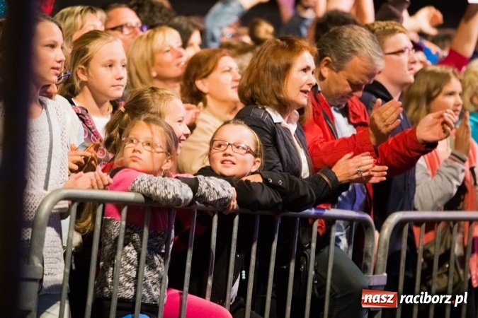 Zdjęcie w galerii na portalu naszraciborz.pl: Krzysztof Krawczyk i Kabaret Młodych Panów w AquaBrax Szymocice wiadomości z regionu