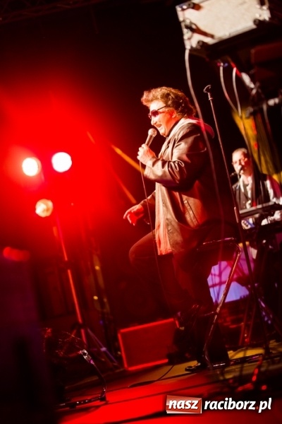 Zdjęcie w galerii na portalu naszraciborz.pl: Krzysztof Krawczyk i Kabaret Młodych Panów w AquaBrax Szymocice wiadomości z regionu