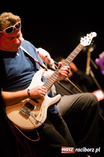 Zdjęcie w galerii na portalu naszraciborz.pl: Krzysztof Krawczyk i Kabaret Młodych Panów w AquaBrax Szymocice wiadomości z regionu