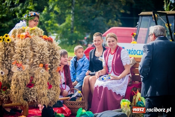 Zdjęcie w galerii na portalu naszraciborz.pl: Dożynki 2015 - barwny korowód w Krowiarkach wiadomości z regionu