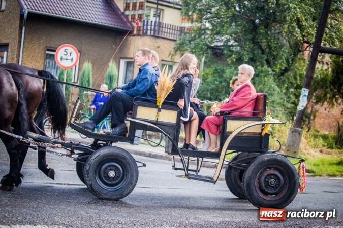 Zdjęcie w galerii na portalu naszraciborz.pl: Dożynki 2015 - barwny korowód w Krowiarkach wiadomości z regionu