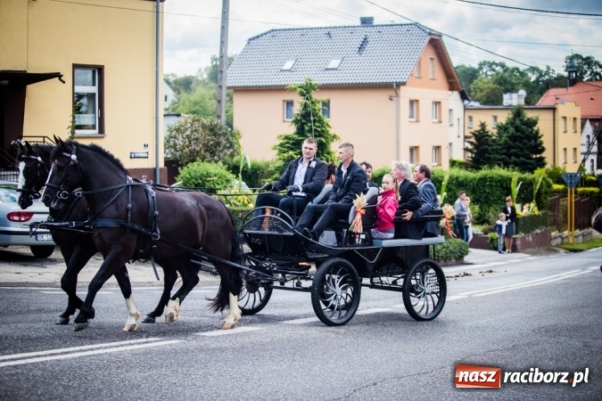 Zdjęcie w galerii na portalu naszraciborz.pl: Dożynki 2015 - barwny korowód w Krowiarkach wiadomości z regionu