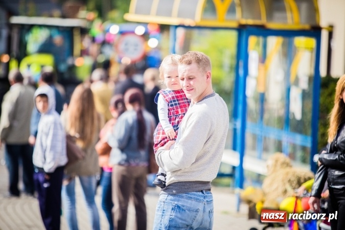 Zdjęcie w galerii na portalu naszraciborz.pl: Dożynki 2015 - barwny korowód w Krowiarkach wiadomości z regionu