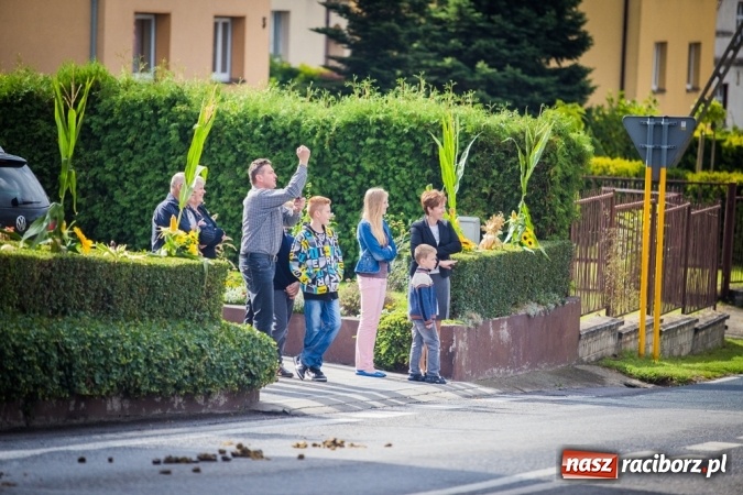 Zdjęcie w galerii na portalu naszraciborz.pl: Dożynki 2015 - barwny korowód w Krowiarkach wiadomości z regionu